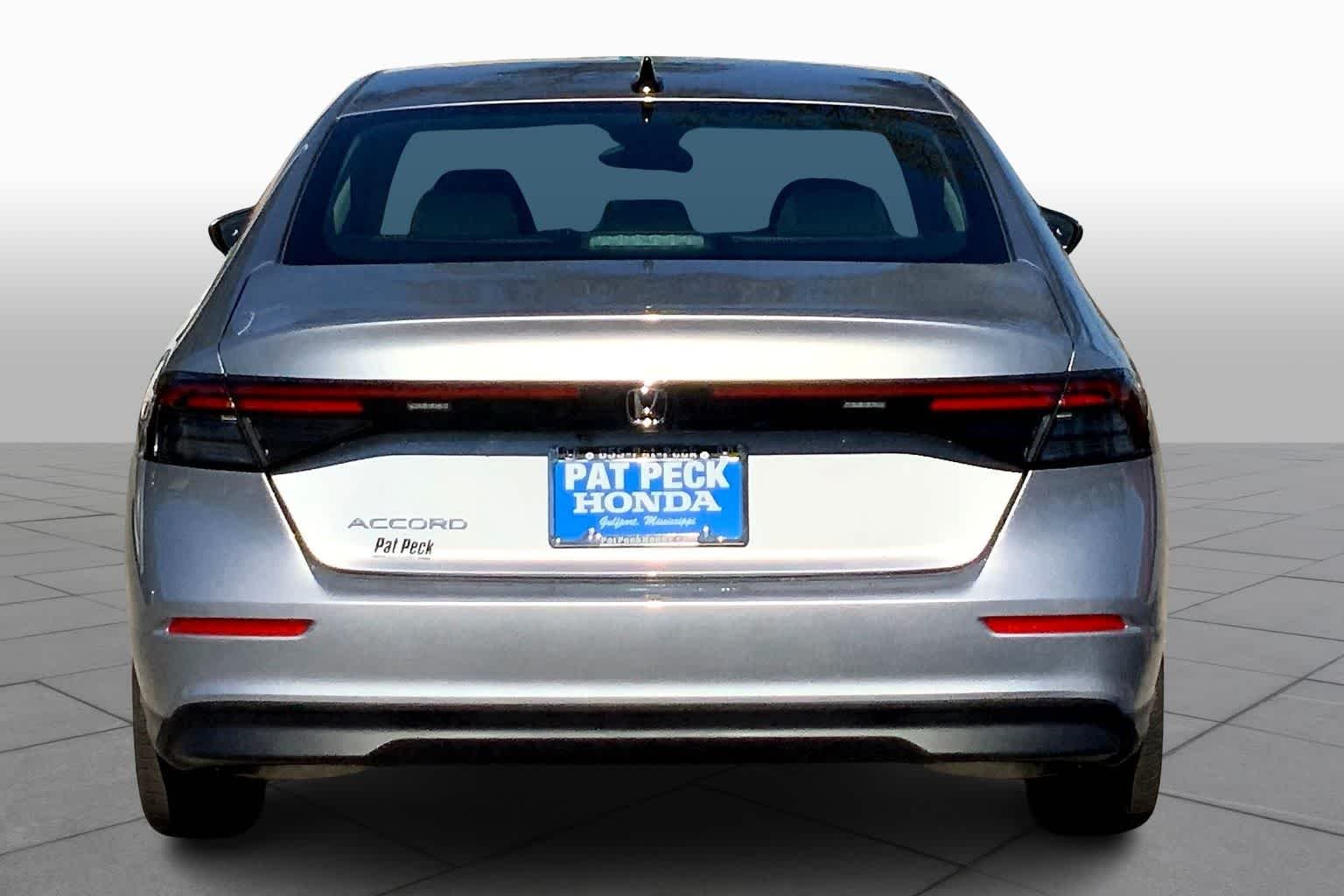 Used 2025 Solar Silver Metallic Honda SE image 4