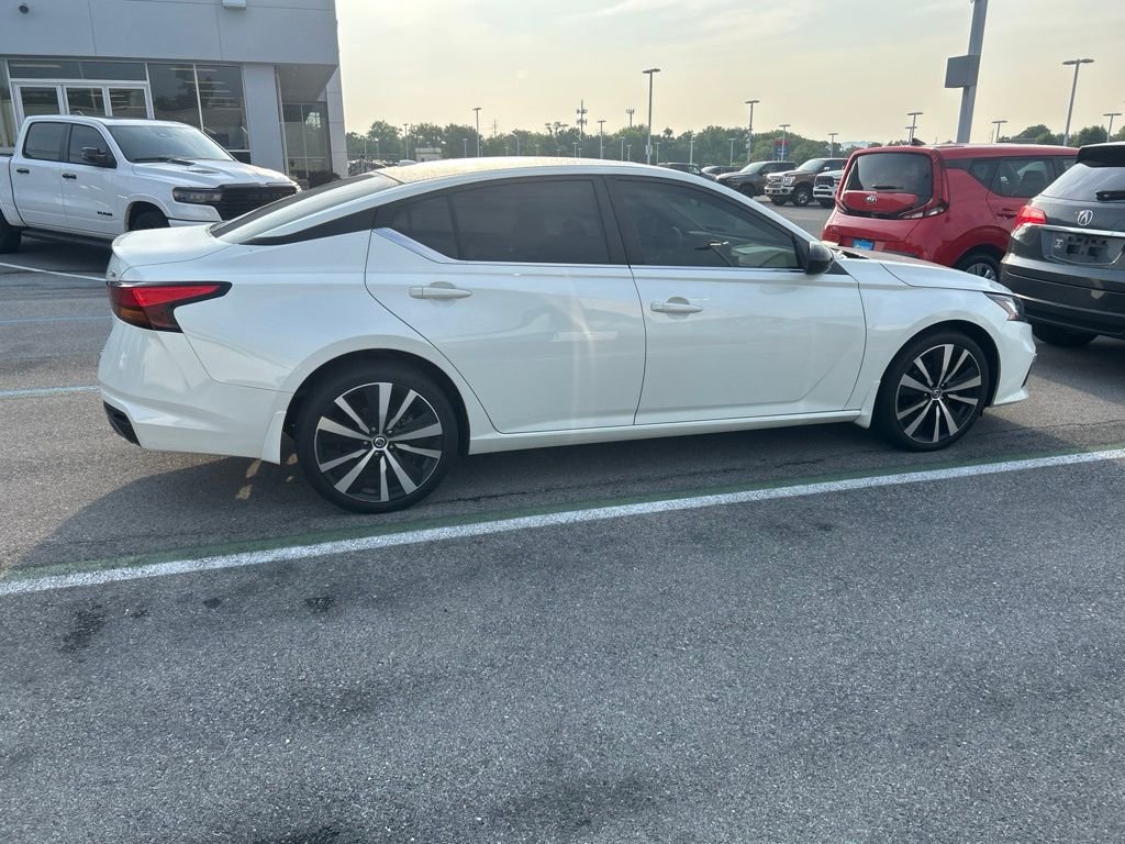 Used 2019 White Nissan 2.5 SR image 4