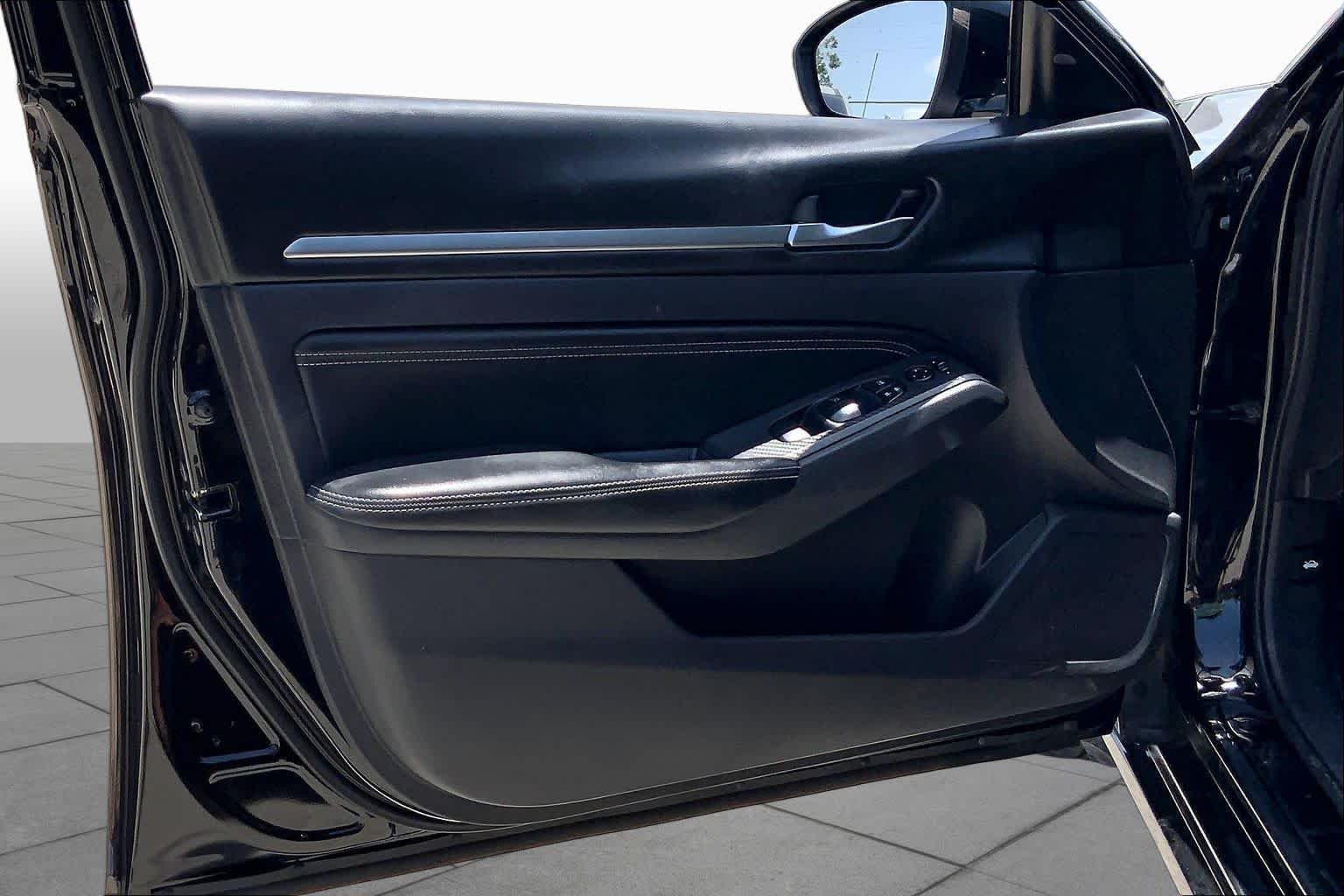 Used 2019 Super Black Nissan 2.5 SV image 22