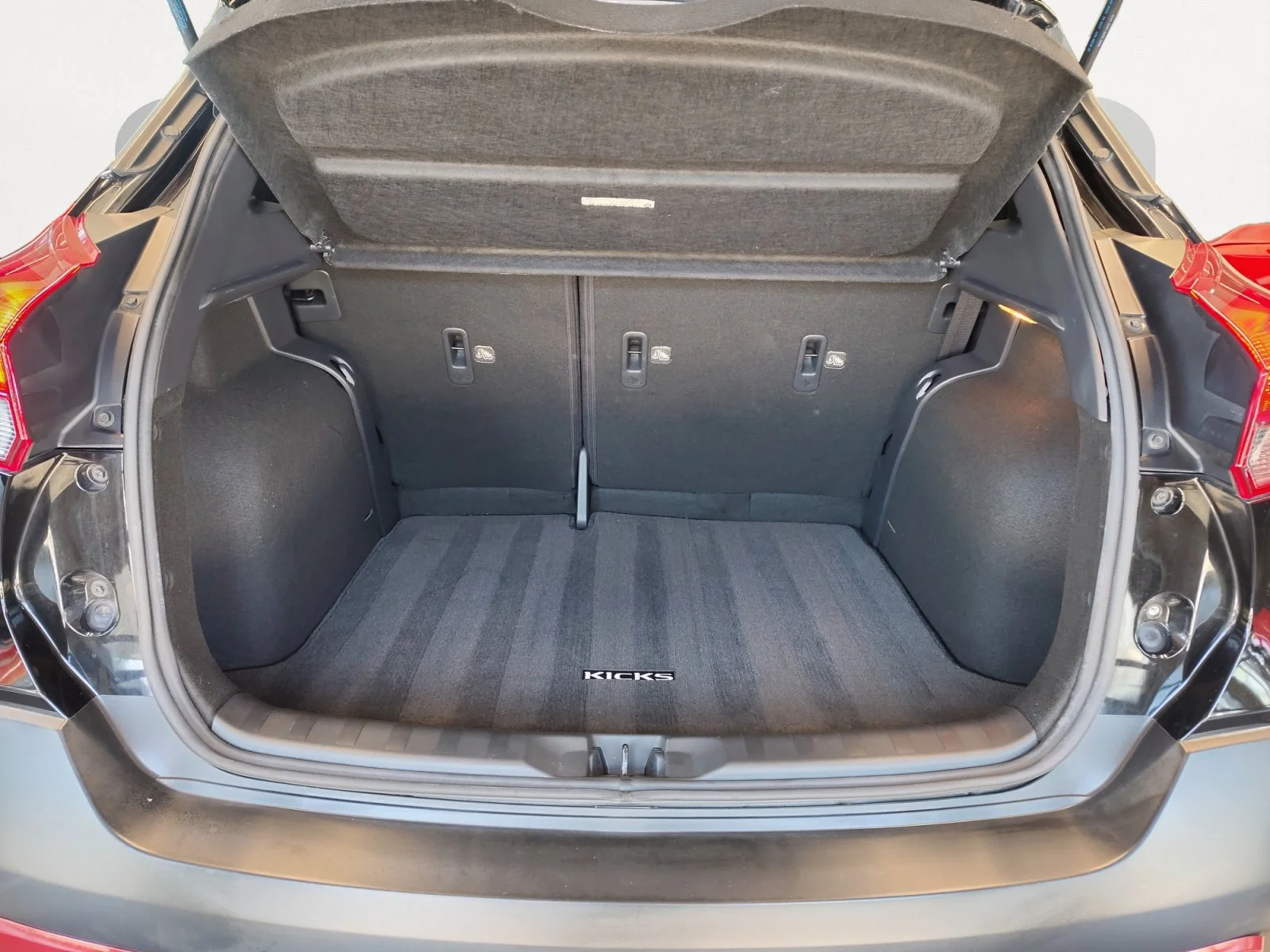 Used 2019 Super Black Nissan SR image 13