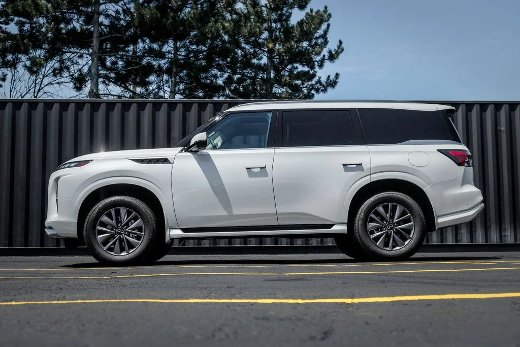 New 2027 RADIANT WHITE INFINITI Pure 4WD image 3