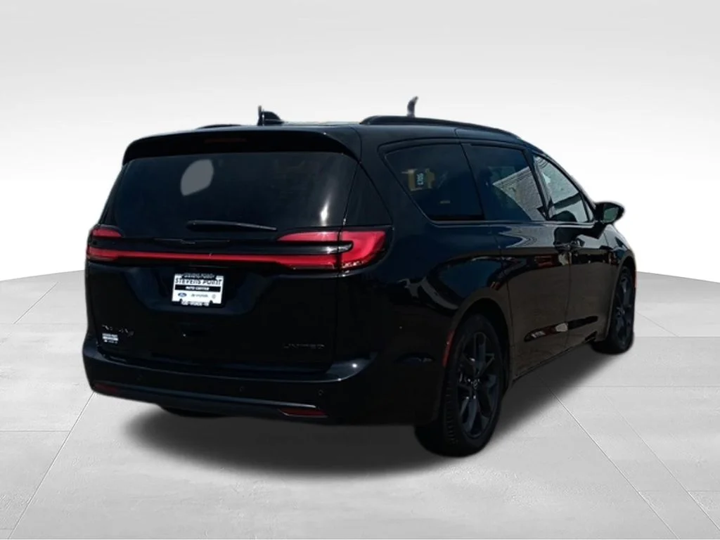 Used 2025 Diamond Black Crystal Pearlcoat Chrysler Limited image 8