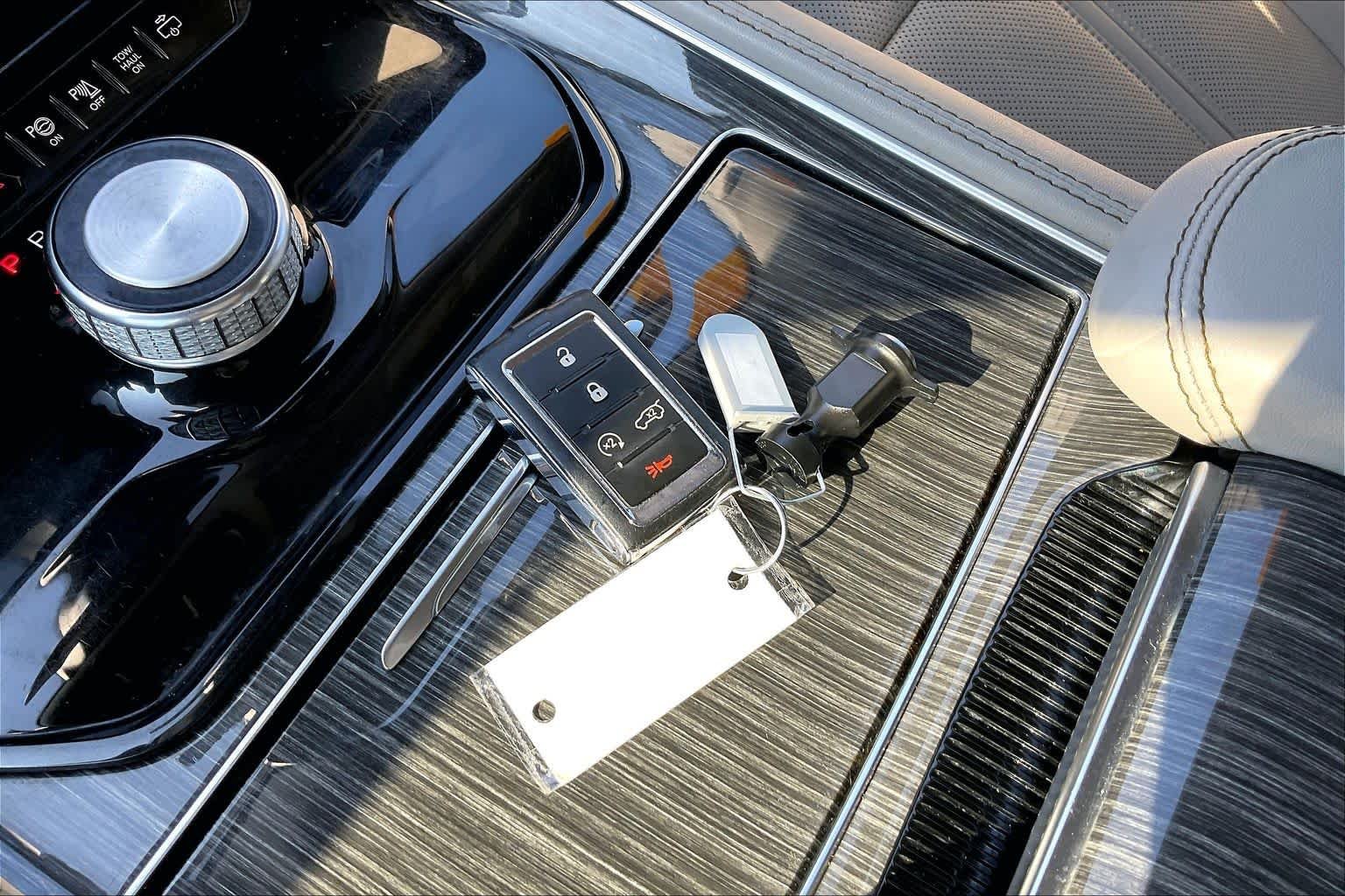 Used 2022 Diamond Black Crystal Pearlcoat Jeep Series III image 11