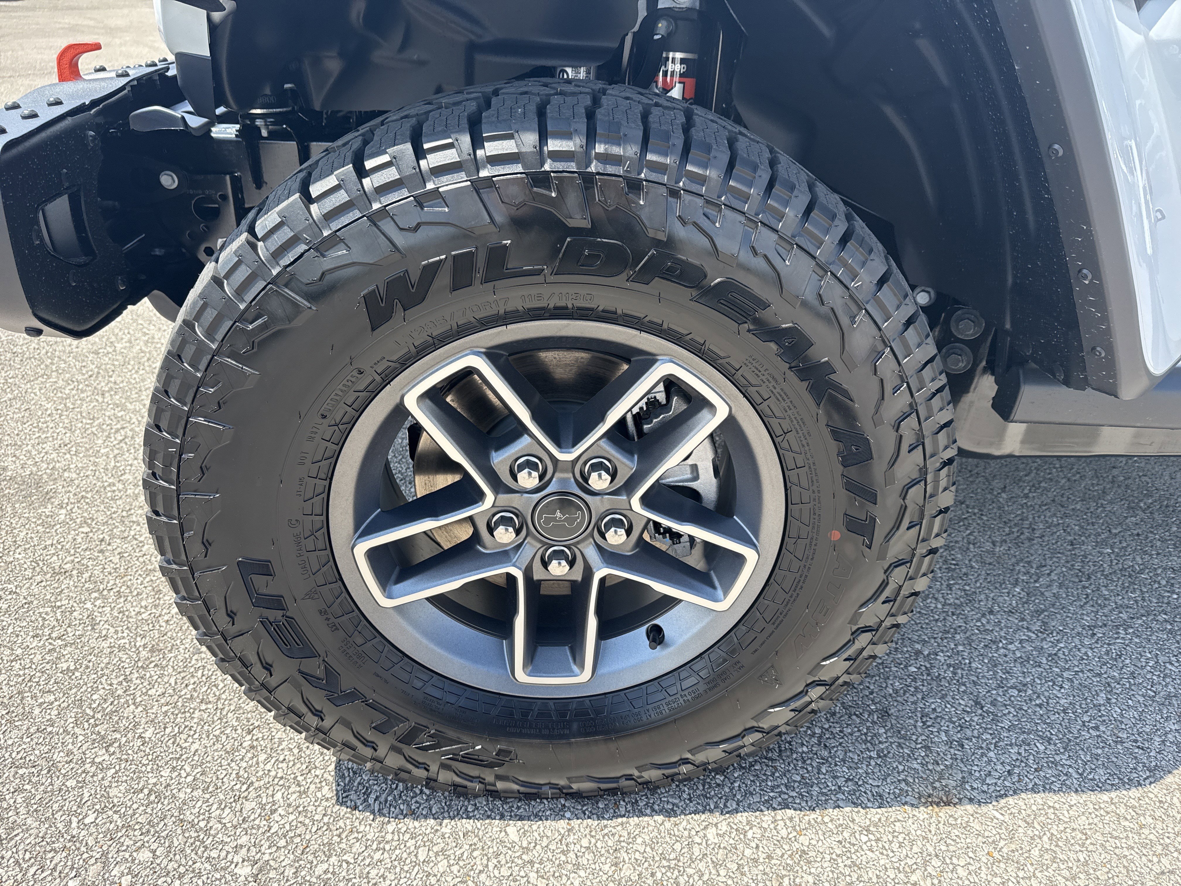 New 2026 Bright White Clear-Coat Exterior Paint Jeep Mojave X image 12