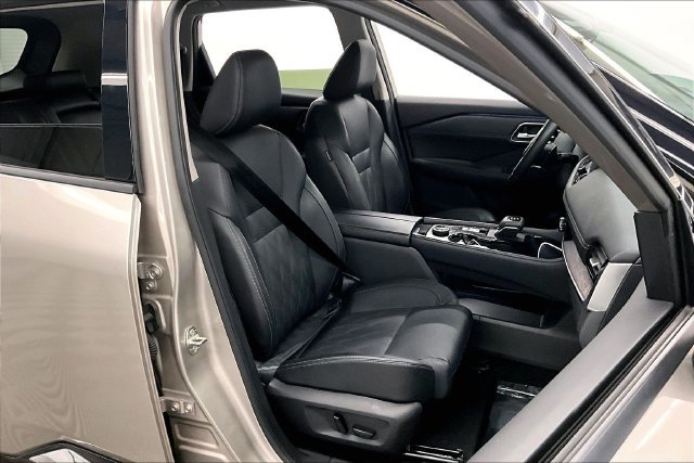 Used 2024 Champagne Silver Metallic Nissan Platinum image 8