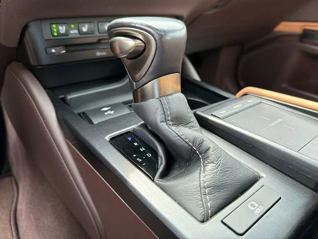 Used 2021 White Lexus ES 350 image 32