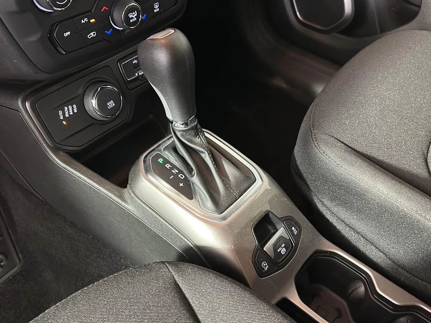 Used 2022 Sting-Gray Clearcoat Jeep Latitude image 23