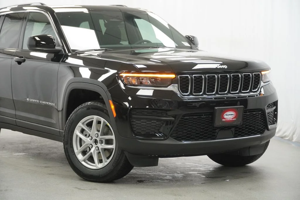 New 2026 Diamond Black Crystal Pearl-Coat Exterior Paint Jeep Laredo X image 3