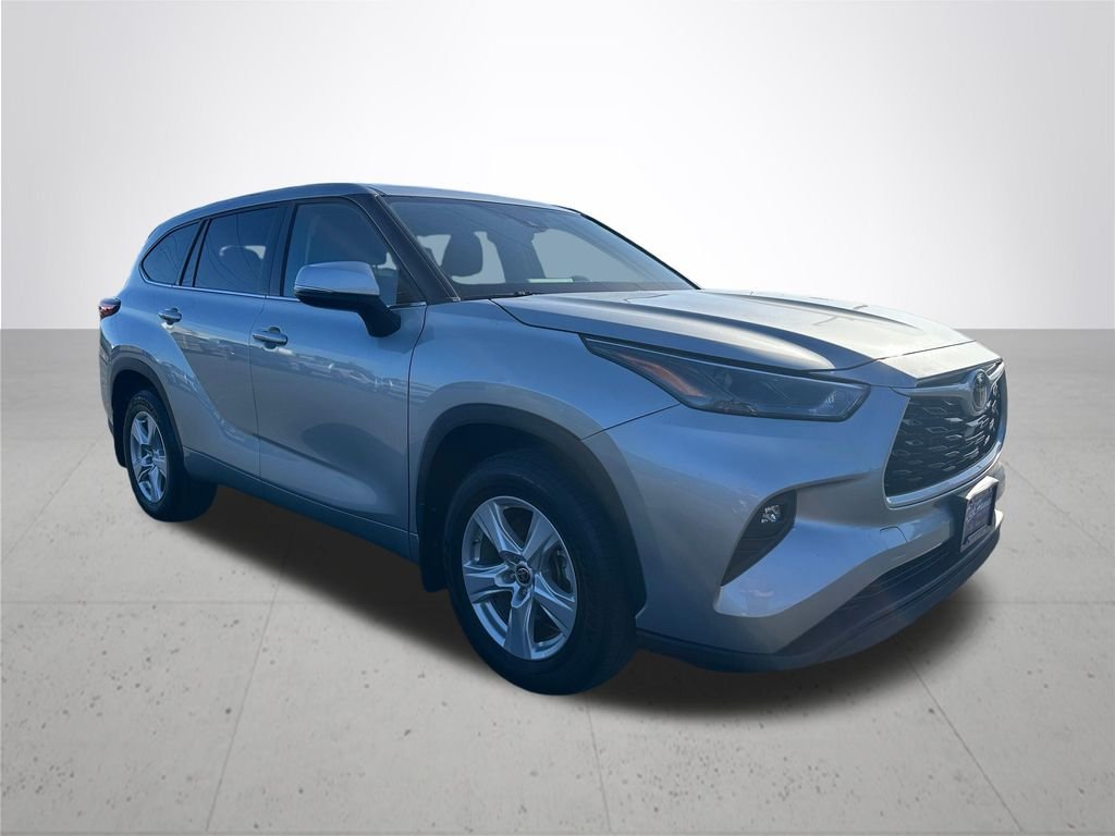 Used 2022 Celestial Silver Metallic Toyota LE image 5