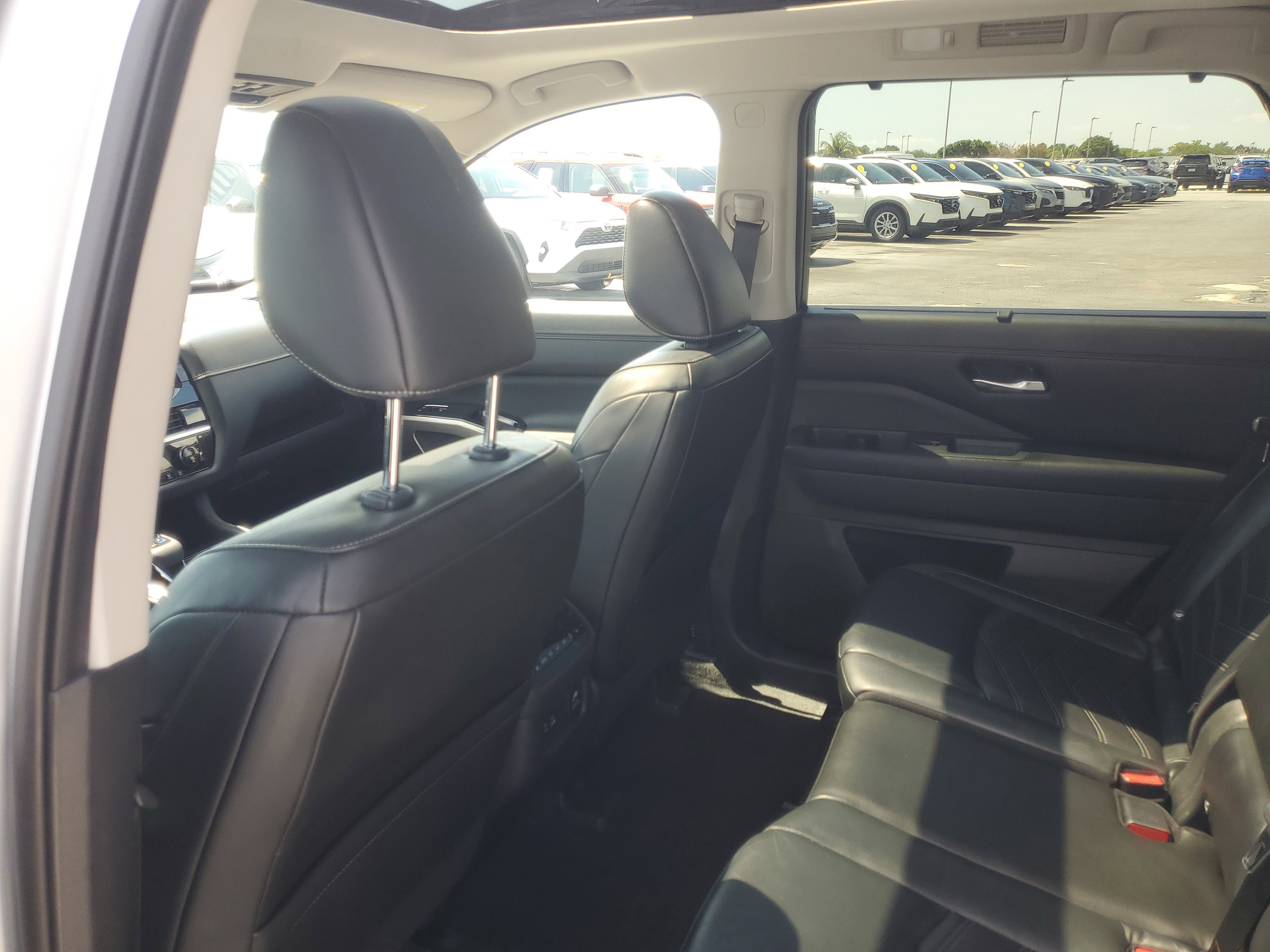 Used 2022 Brilliant Silver Metallic Nissan Platinum image 12