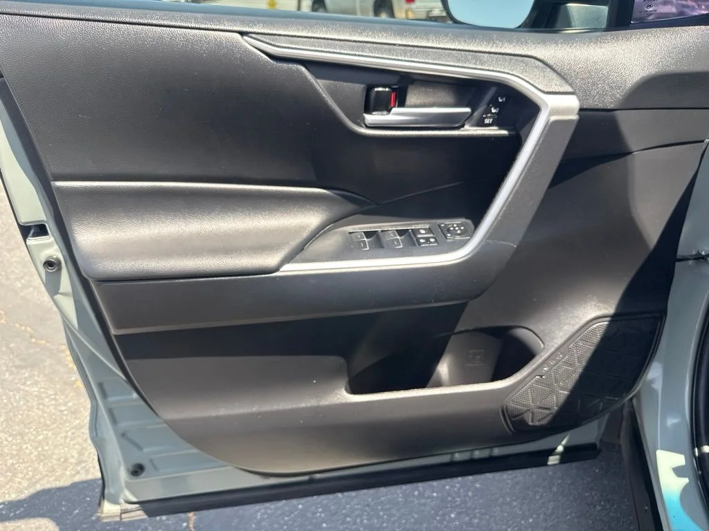 Used 2023  Toyota XLE Premium image 19