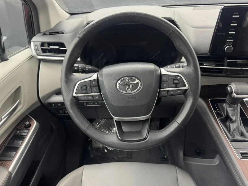 Used 2023  Toyota XLE Minivan 4D image 14
