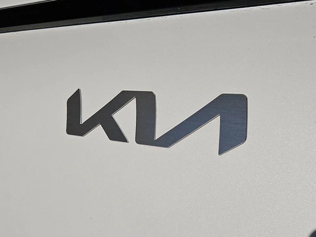 Used 2025 Snow White Pearl Kia SX-Prestige image 25