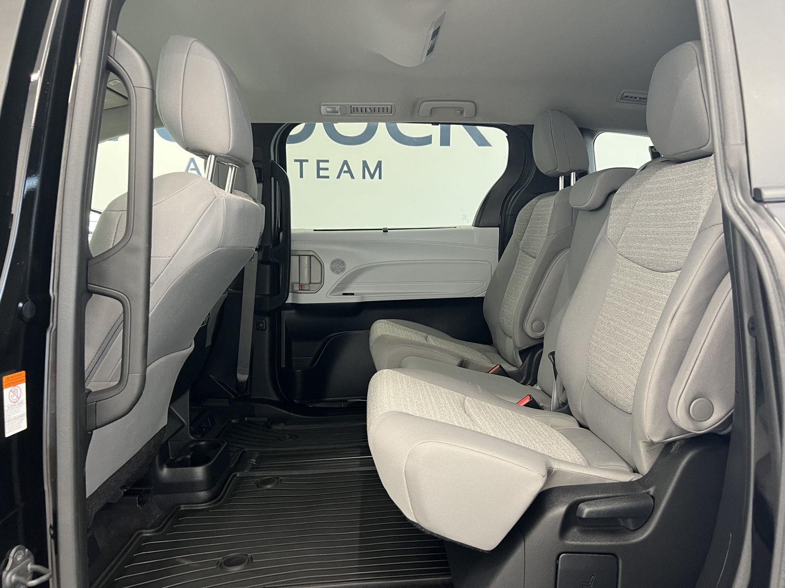 2025 Toyota Sienna LE - Photo 23