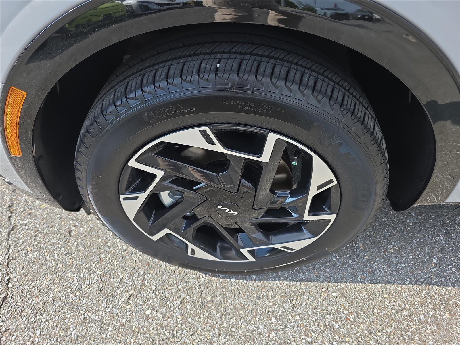 Used 2025 Wolf Gray Kia SX-Prestige image 23