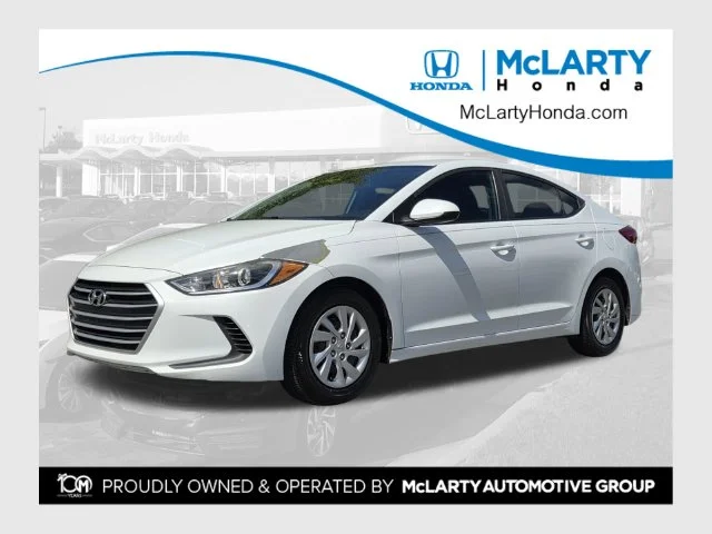 Used 2018 Quartz White Pearl Hyundai SE image 1