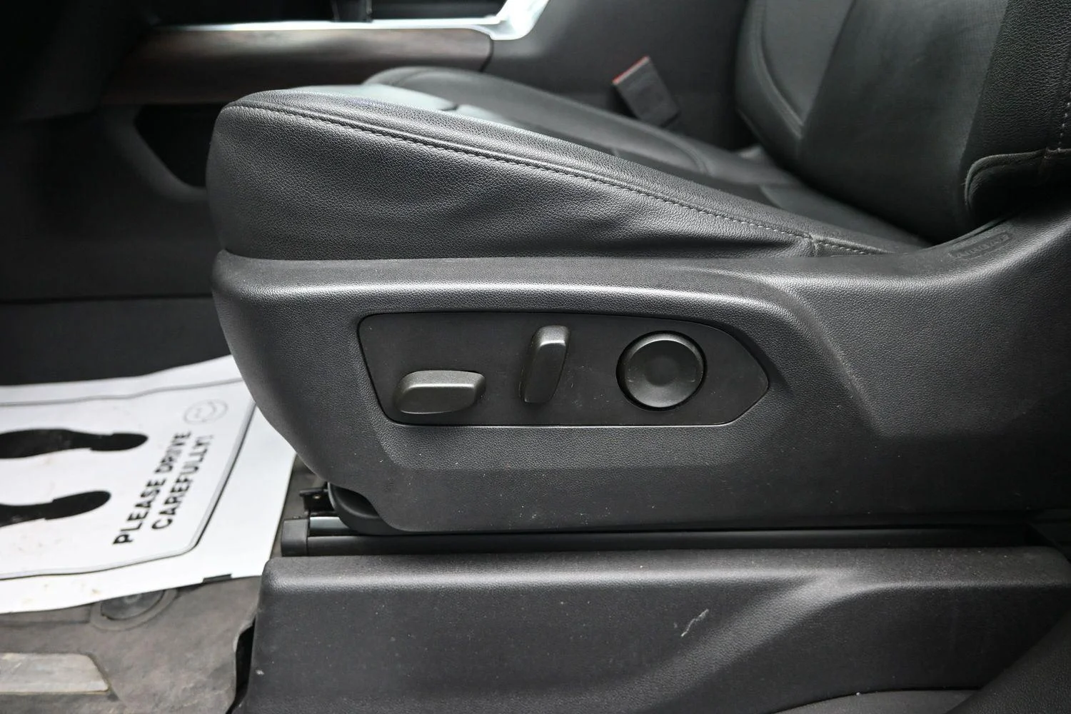Used 2023 SILVER                    GMC  image 25