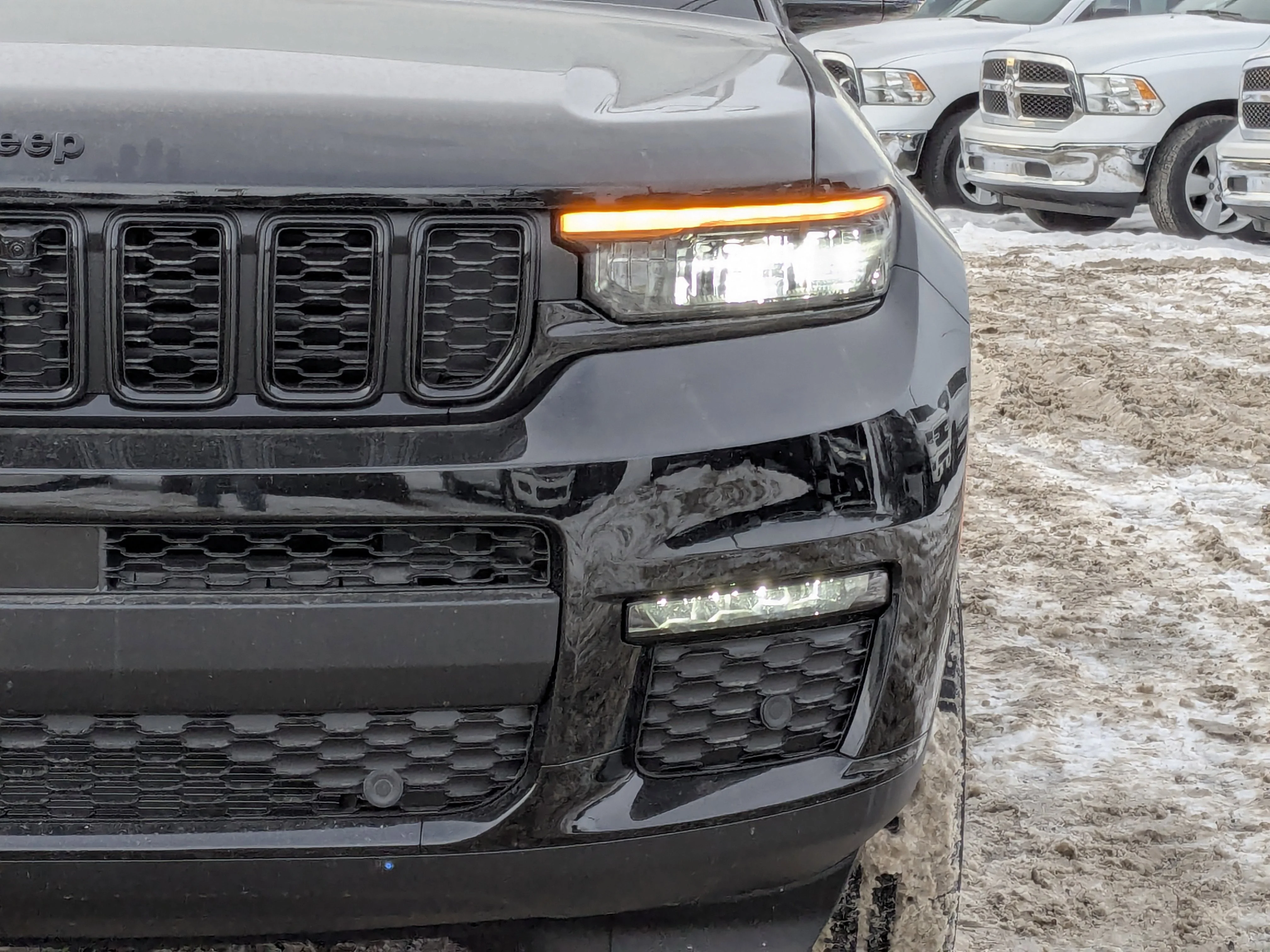 New 2025 Black Jeep Limited - - Dual-Pane Sunroof - Black Appearance - Luxury Tech II - Remote Start & tons more! image 10