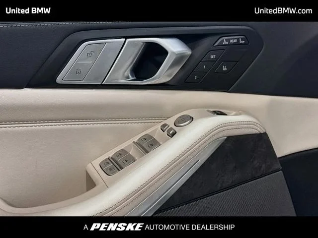 New 2027 Mineral White Metallic BMW X7 image 3