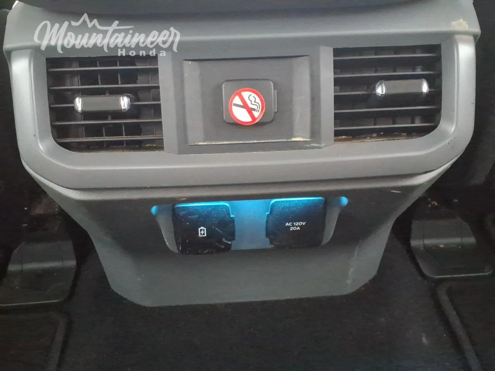 Used 2024 Atlas Blue Ford XLT image 27