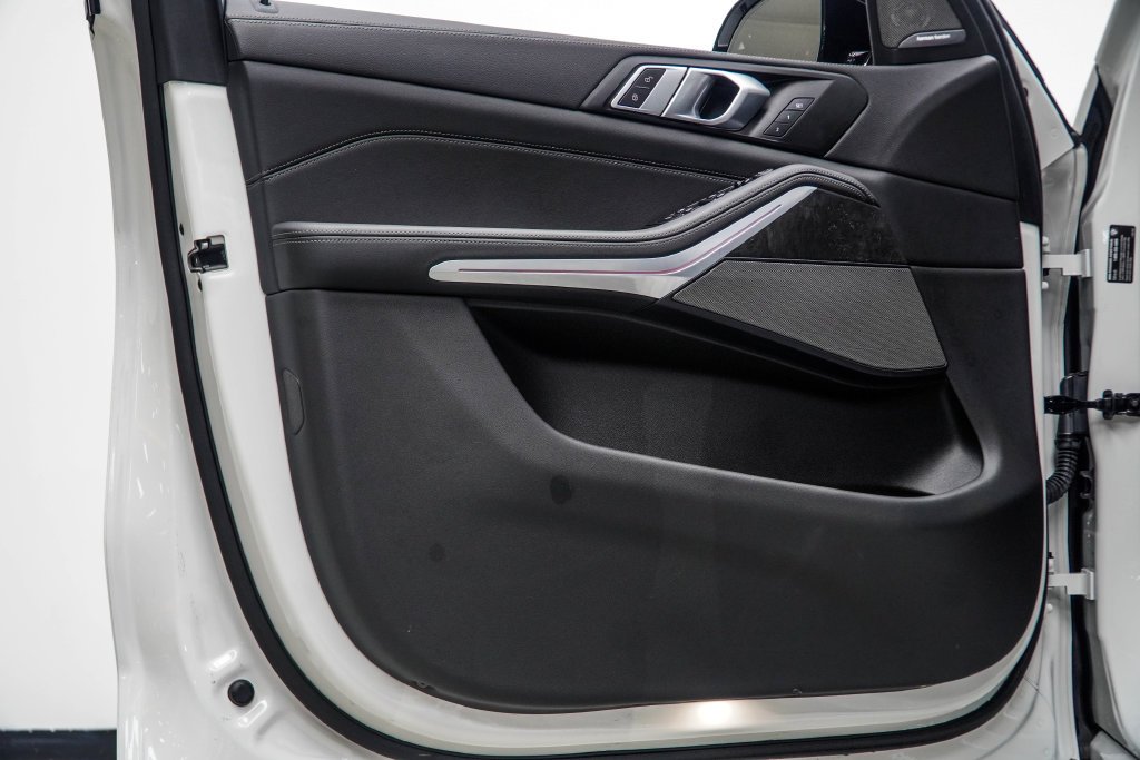 Used 2023 White BMW sDrive40i image 37
