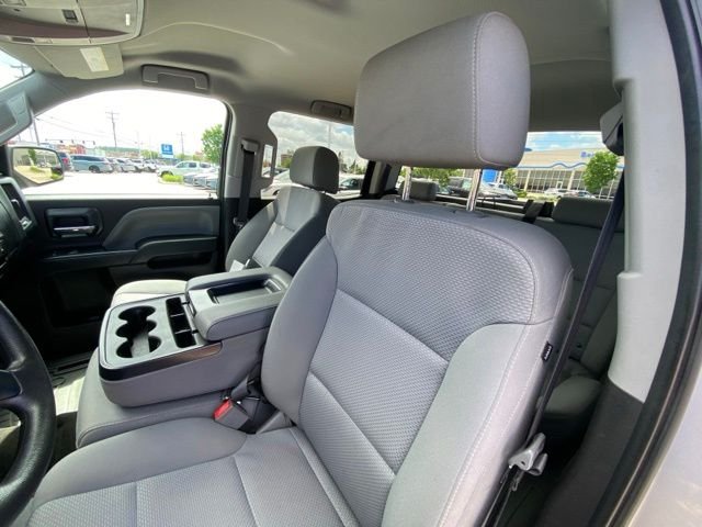 Used 2018 Silver Ice Metallic Chevrolet Custom image 34