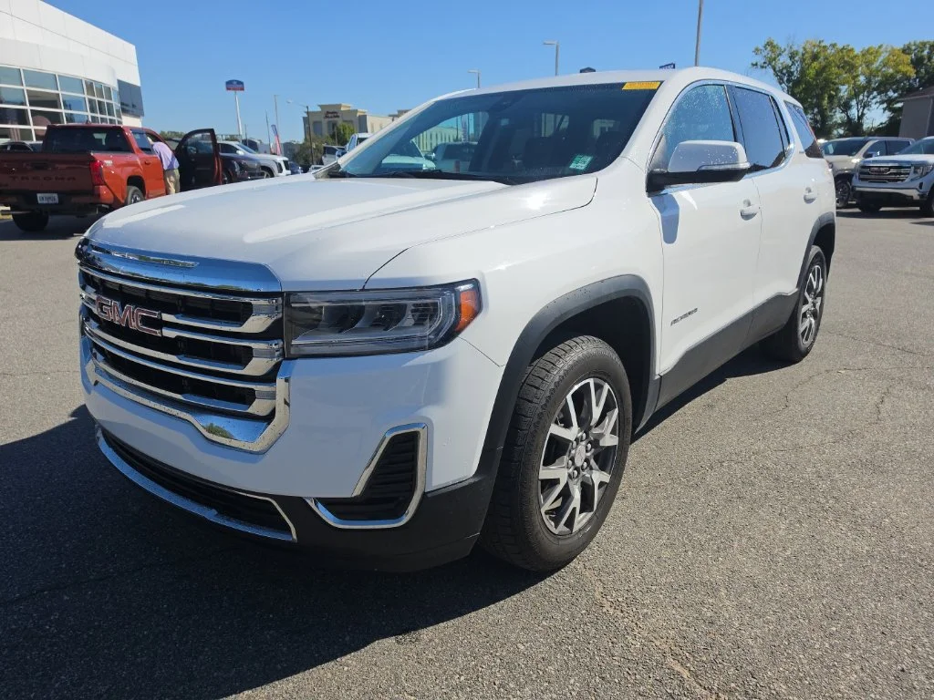 Used 2023 White GMC SLE image 3