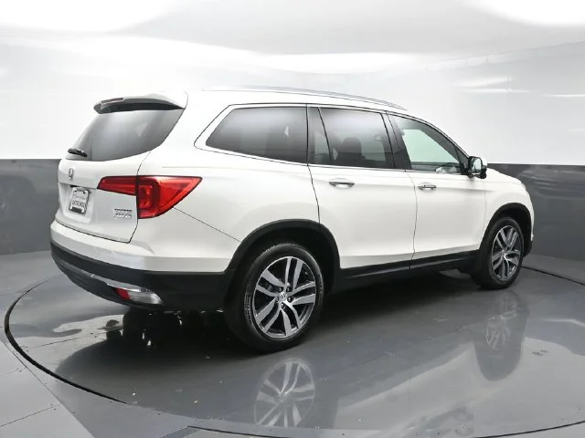Used 2017 White Honda Touring image 7