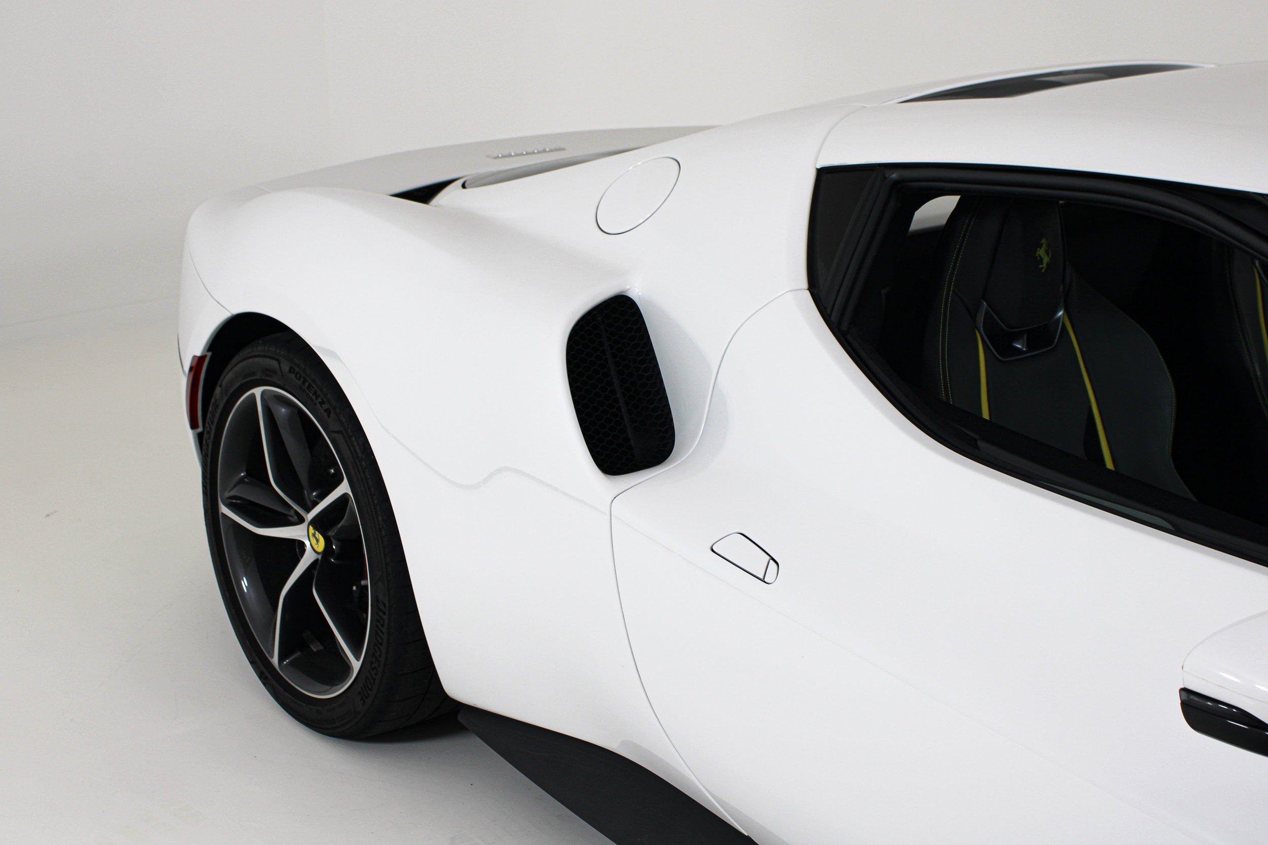 Used 2025 Bianco Cervino Ferrari  image 12