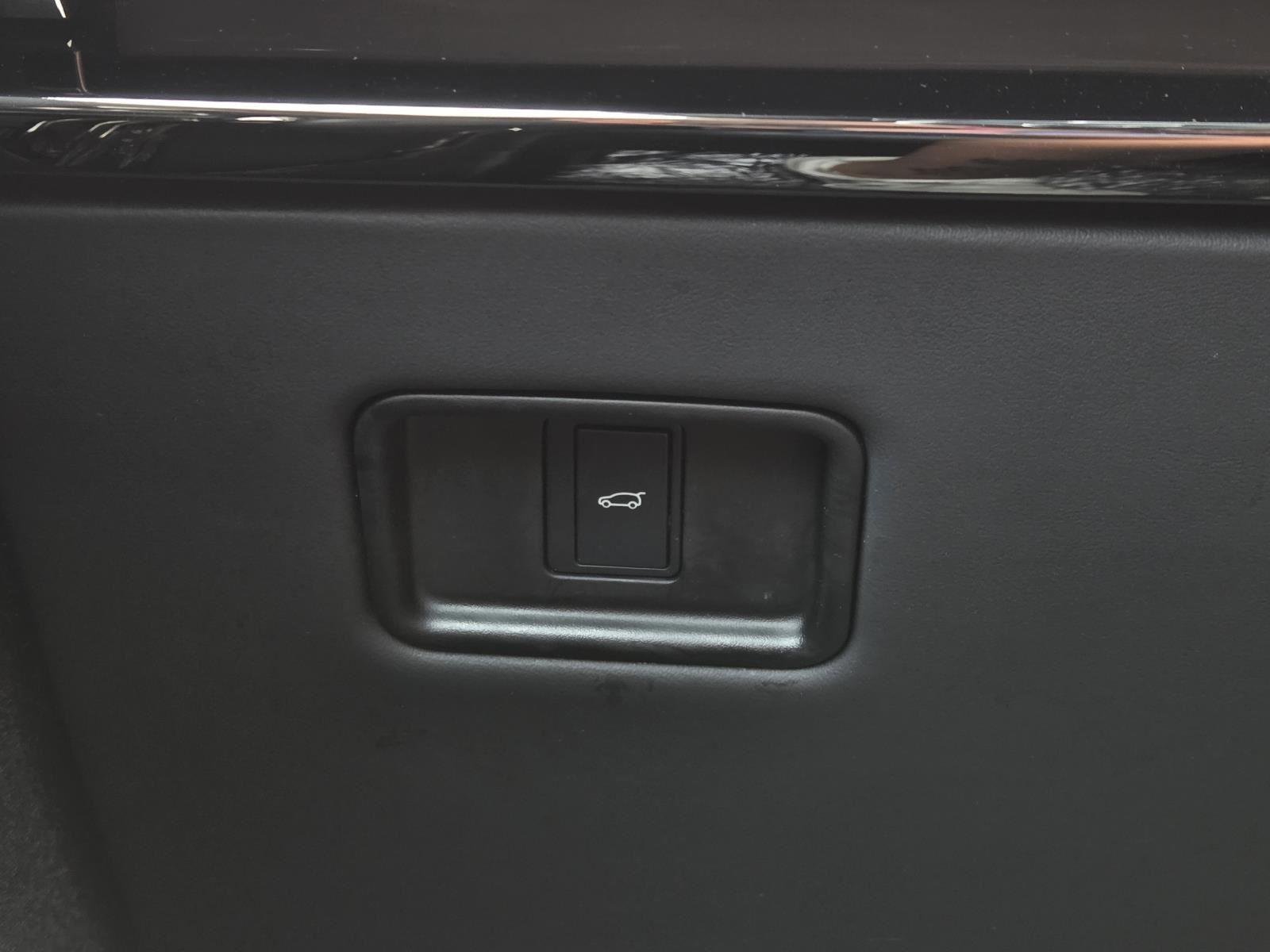 Used 2025 Fuji White Land Rover SE image 24