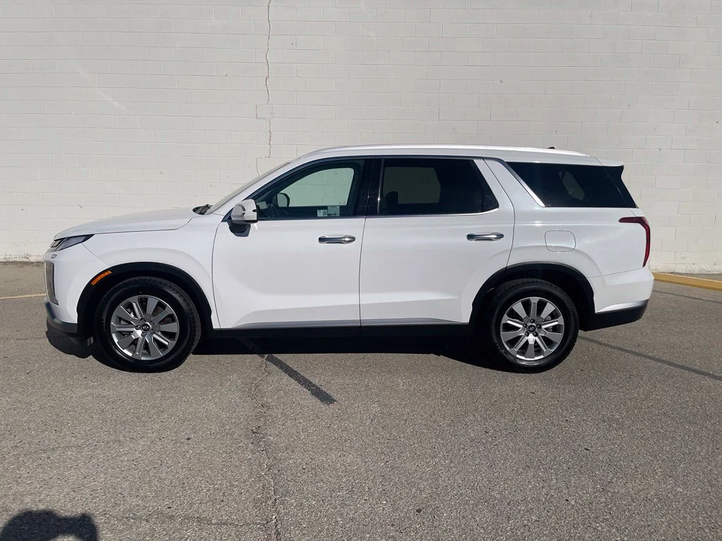 Used 2025 White Hyundai SEL image 3