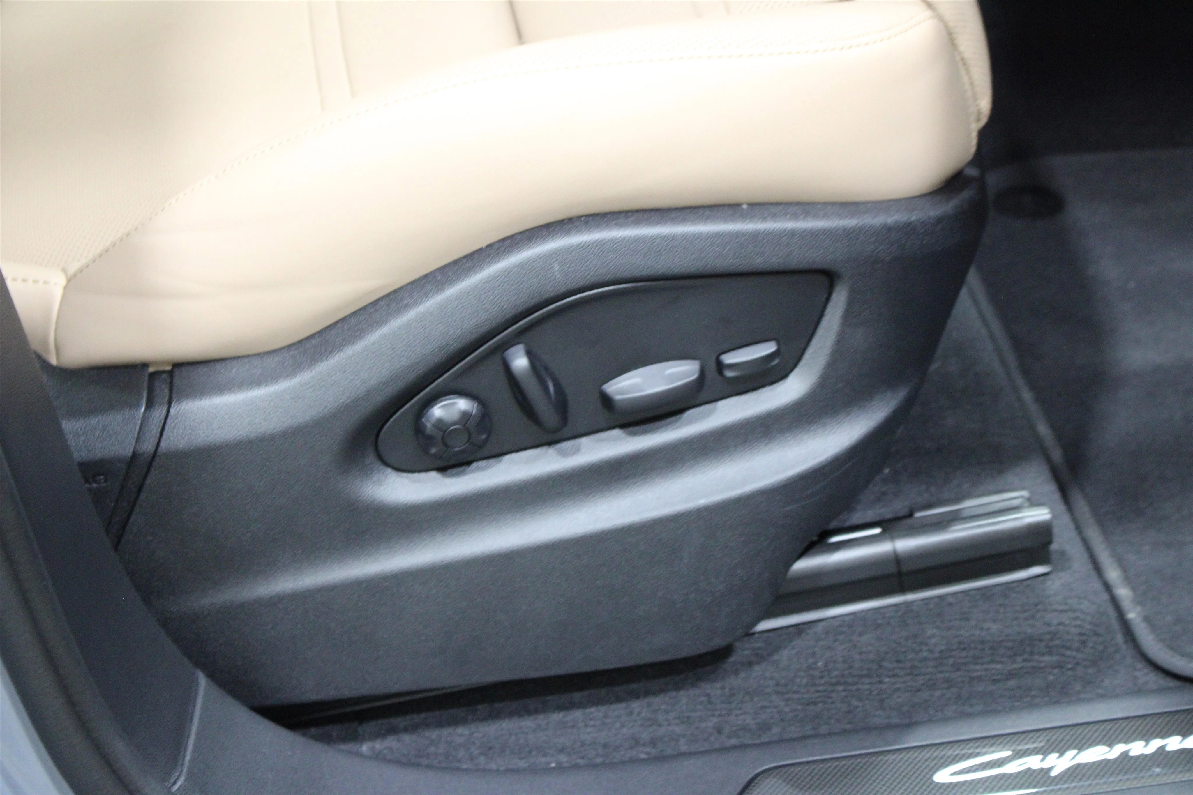 2025 Porsche Cayenne Coup Turbo E-Hybrid - Photo 30