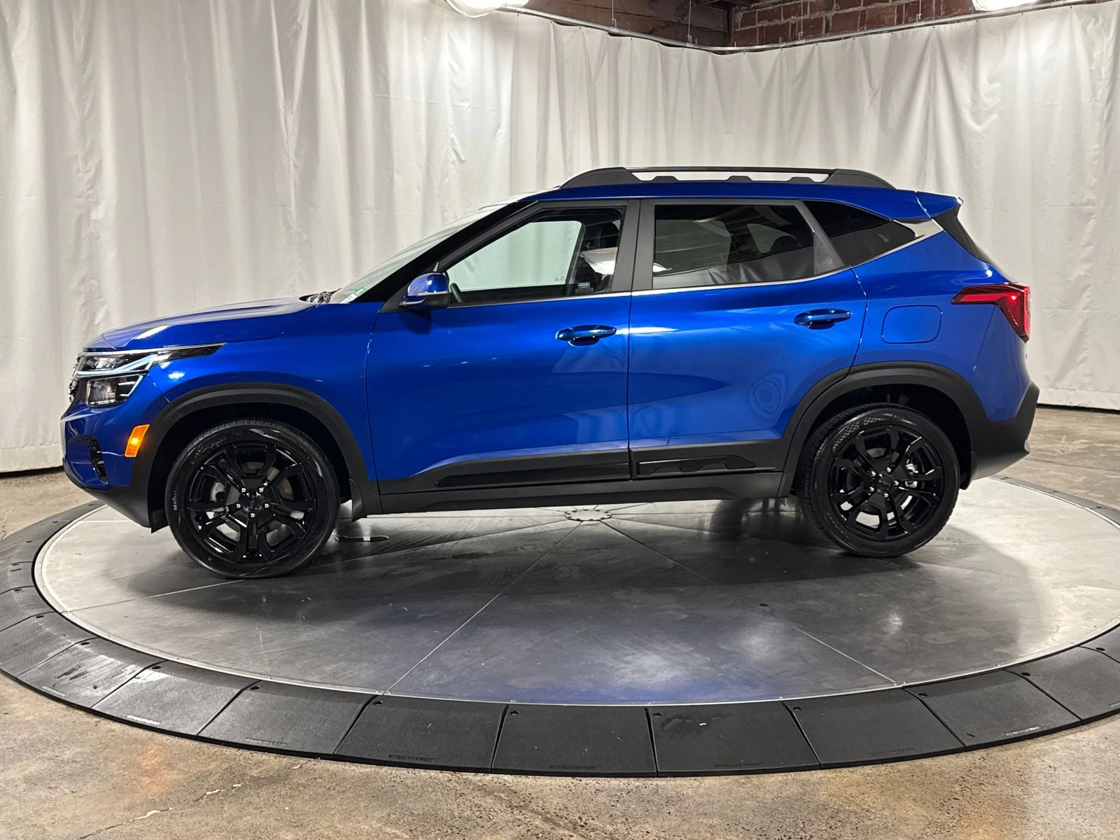 Certified Used 2025 Neptune Blue Kia X-Line image 6