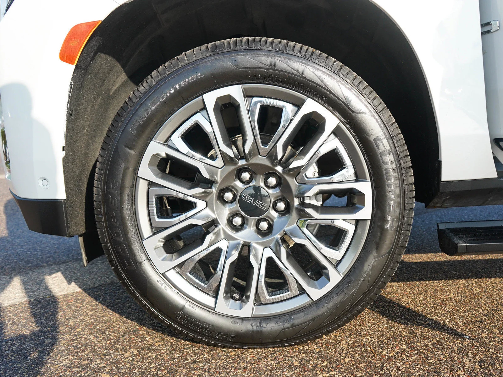 Used 2023 White Frost Tricoat GMC Denali Ultimate image 34