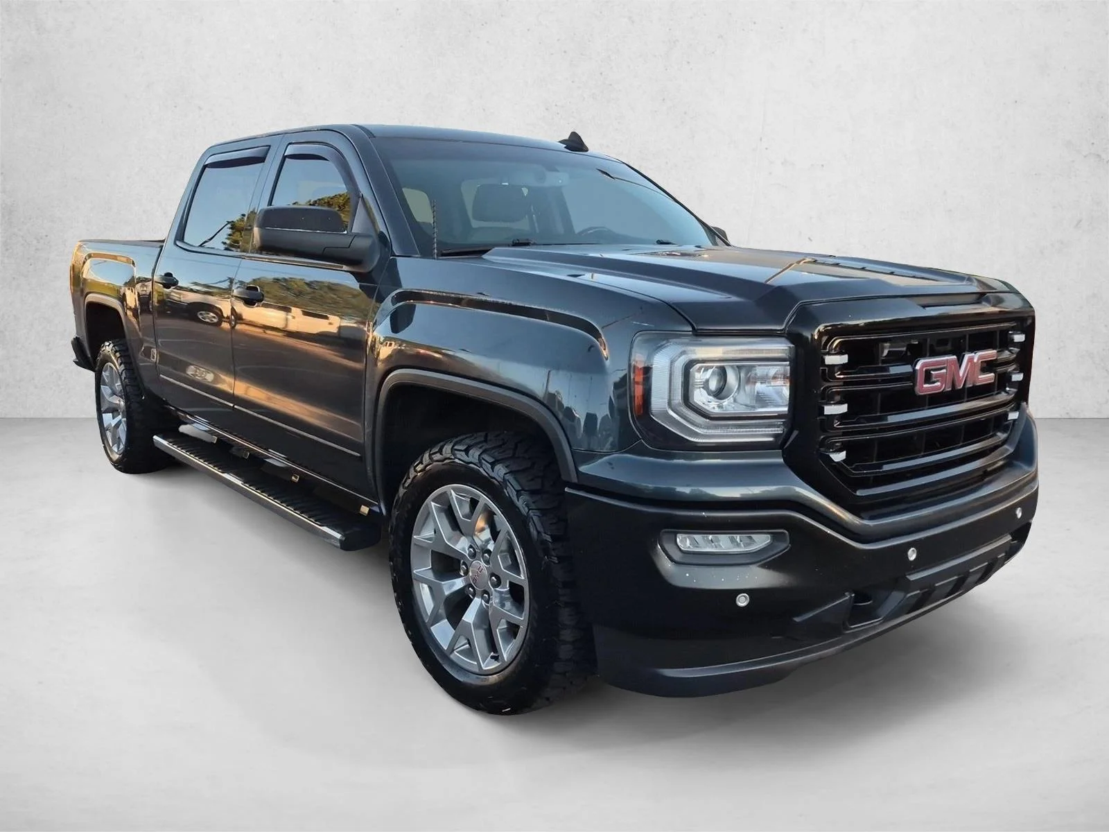 Used 2018 Dark Slate Metallic GMC SLT image 3