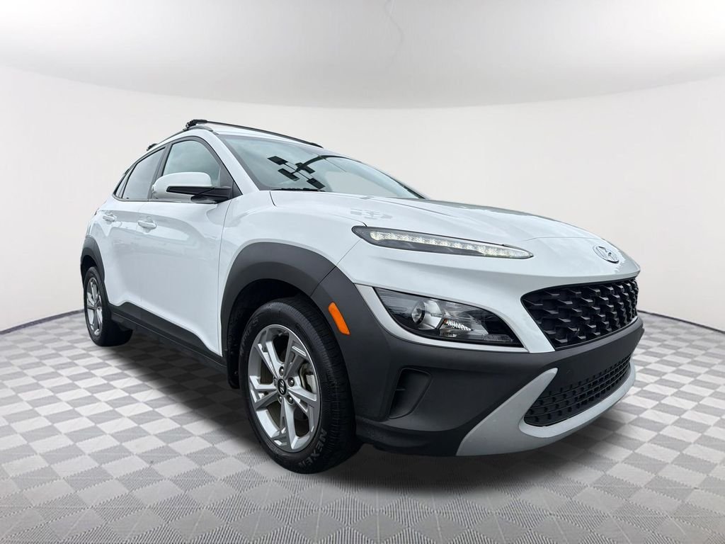 Used 2023 White Hyundai SEL image 3