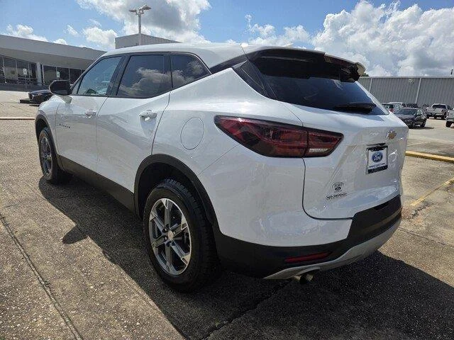 Used 2025 Summit White Chevrolet LT image 3