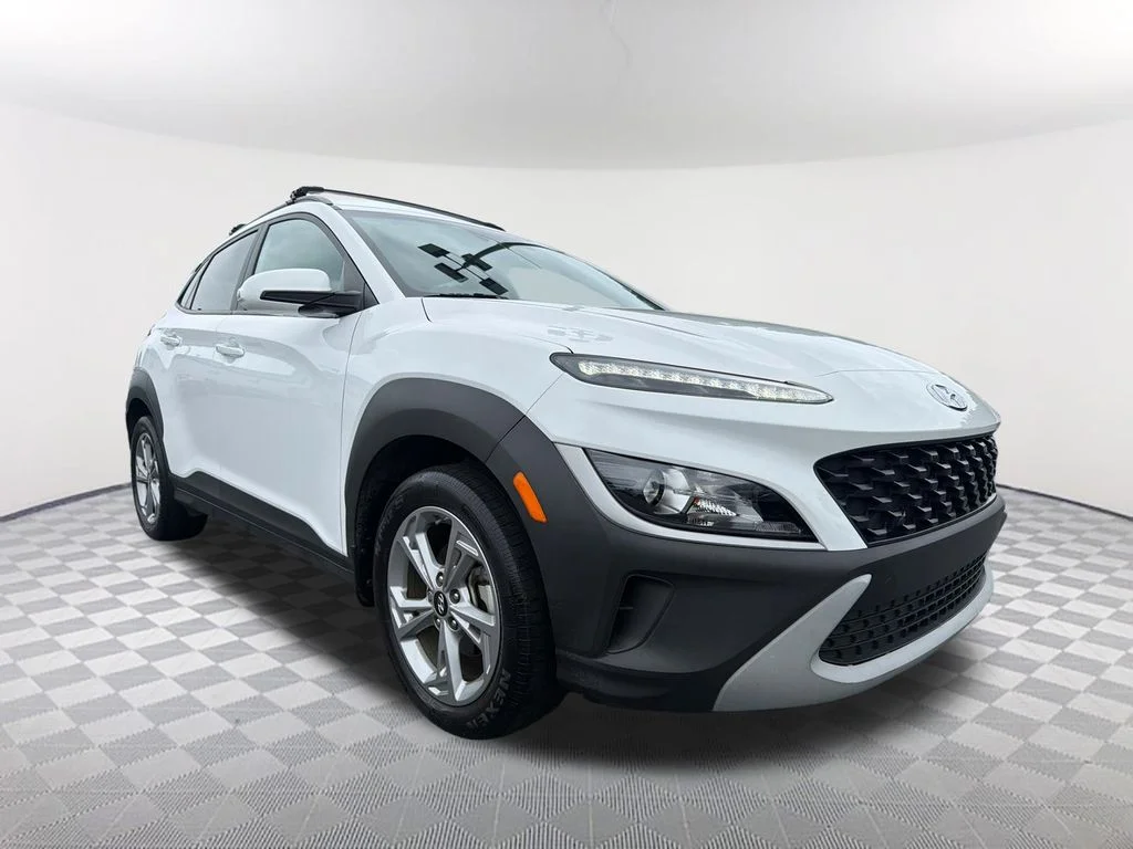 Used 2023 White Hyundai SEL image 3