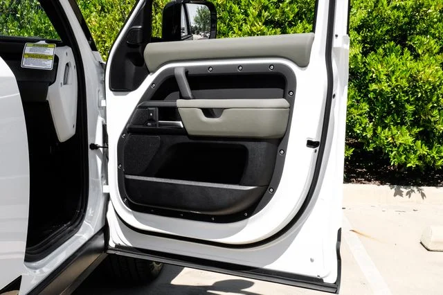 New 2026 White Land Rover X-Dynamic SE image 53
