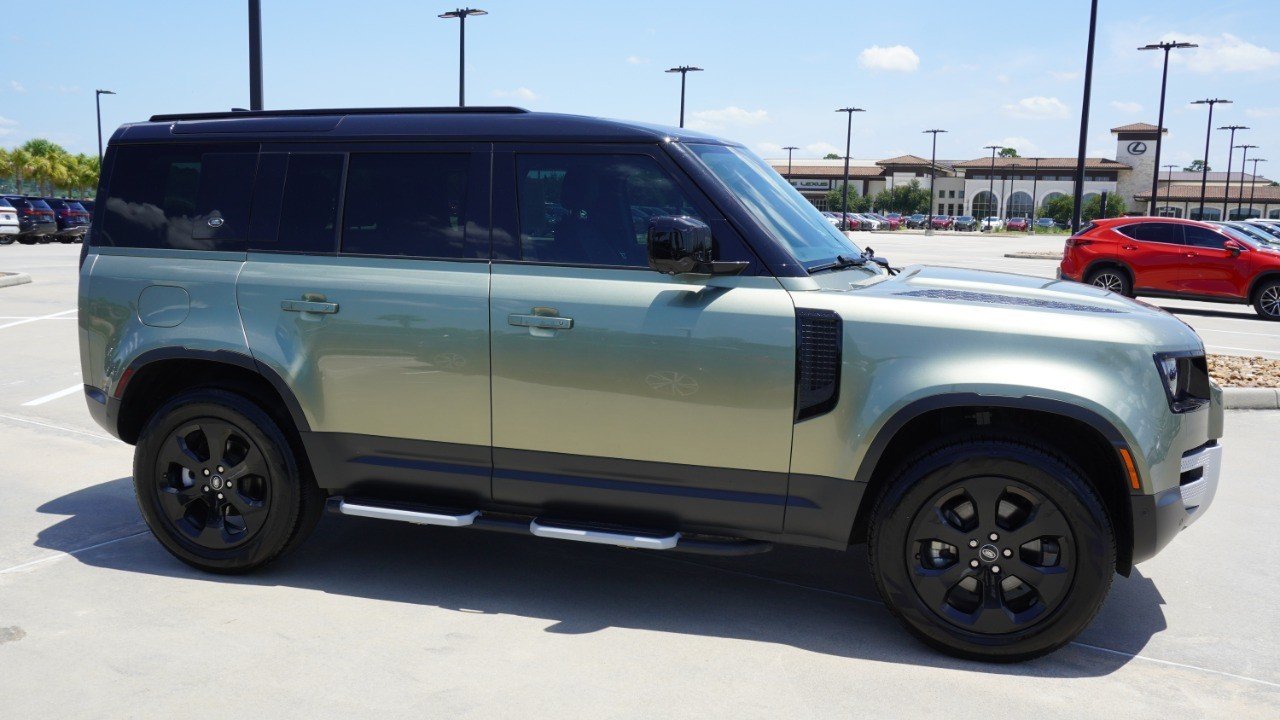Used 2023 Green Land Rover S image 4