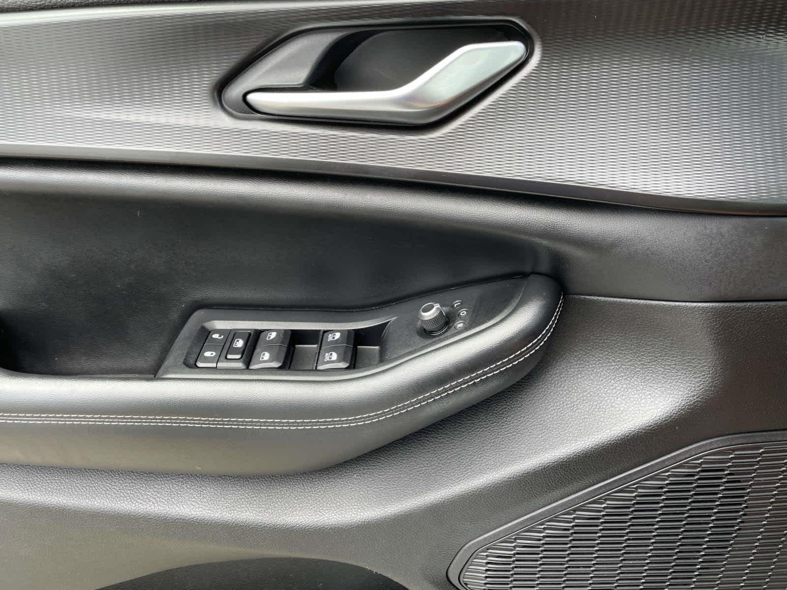 Used 2023 Whi/white Jeep Altitude image 30