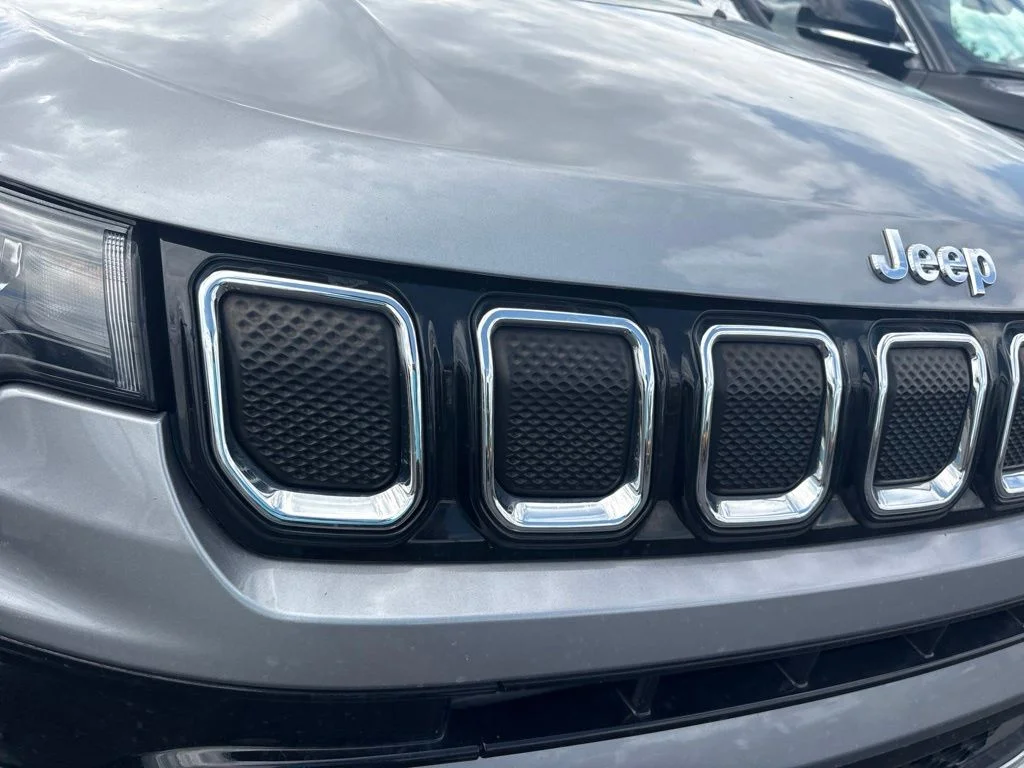 Used 2022 Silver Jeep Limited image 9