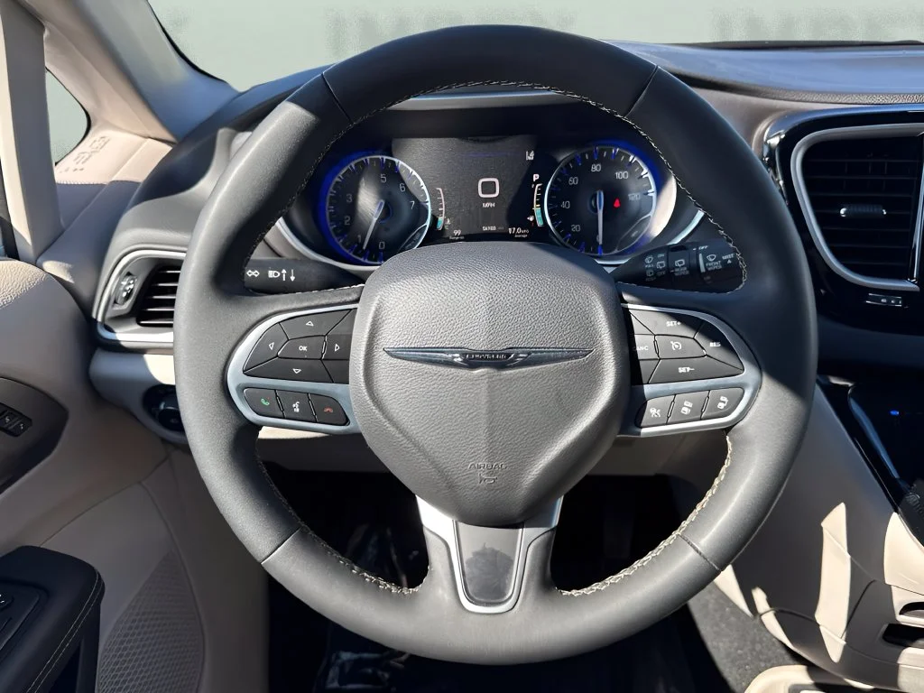 Used 2024 White Chrysler Touring L image 13
