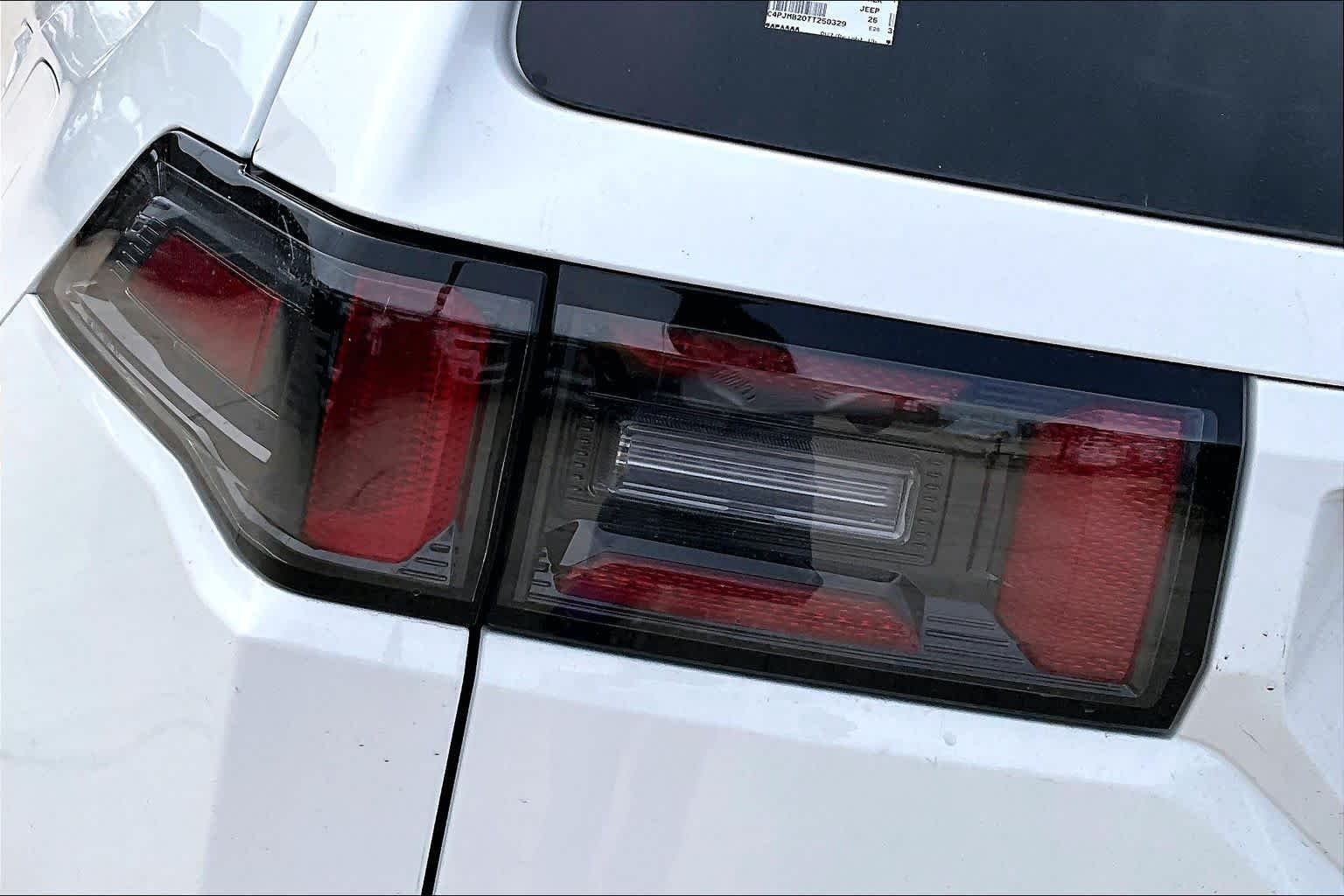 New 2026 Bright White Clear-Coat Exterior Paint Jeep Limited image 15