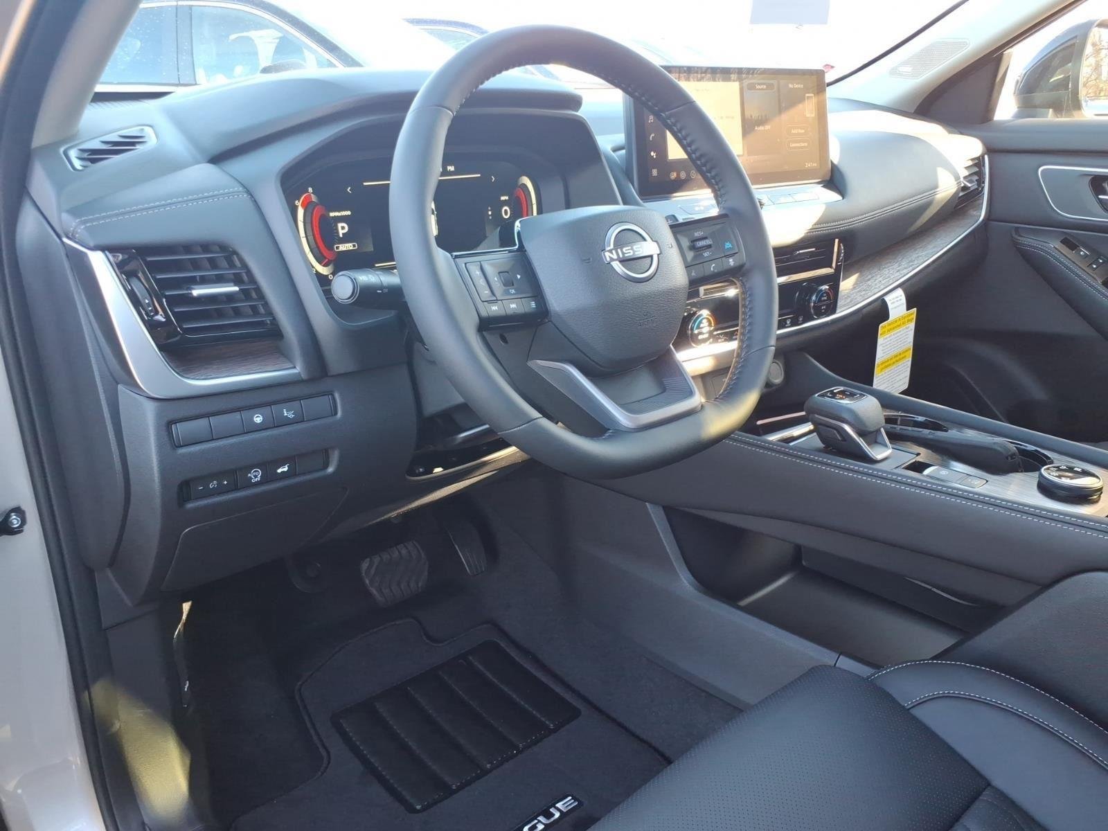 New 2026 Champagne Silver Metallic / Super Black Two-tone Nissan Platinum image 9