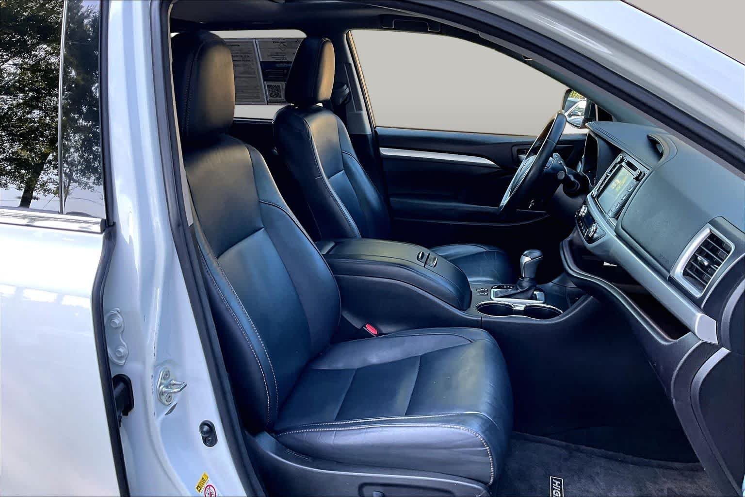 Used 2017 Blizzard Pearl Toyota XLE image 9