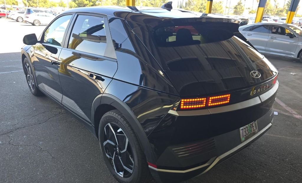 Used 2023 Black Hyundai SE image 6