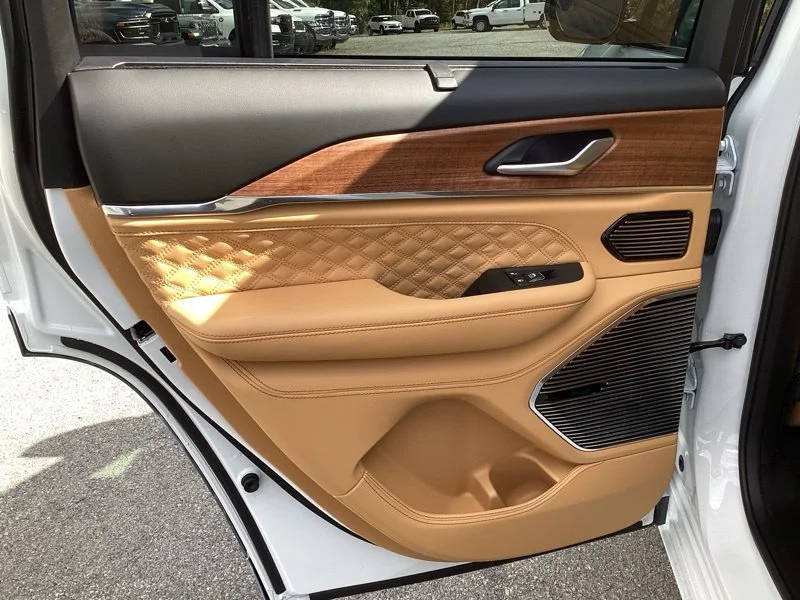 New 2027 Bright White Clearcoat Jeep Summit image 17