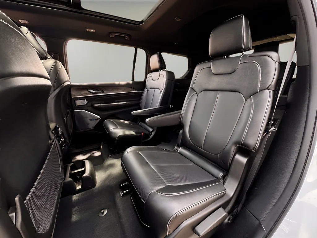 Used 2023 White/off-white Jeep Overland image 19