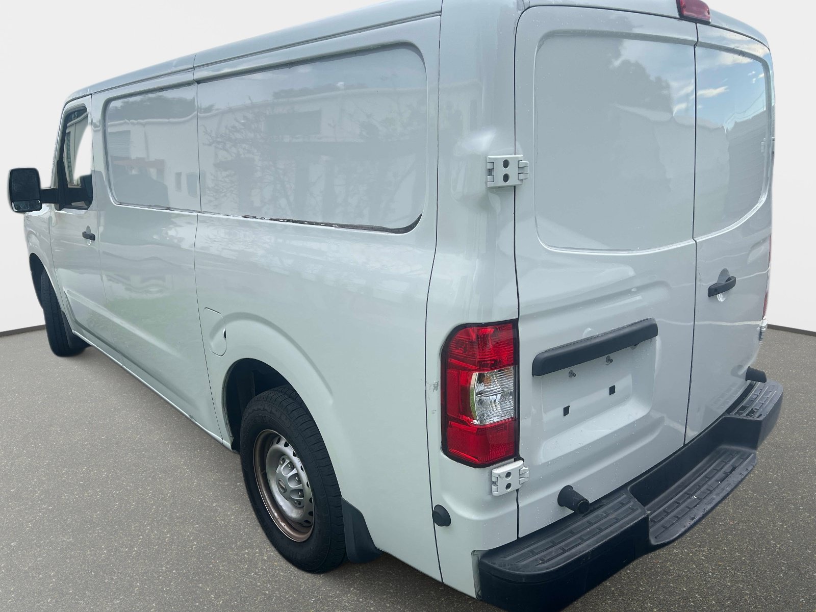 Used 2019 Glacier White Nissan S image 7